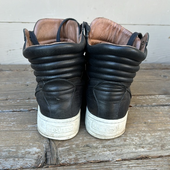 Alexander McQueen Men’s leather high top sneakers - Picture 4 of 8